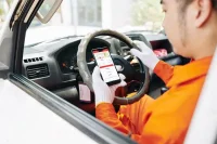repairman-checking-map-on-smartphone-800.png